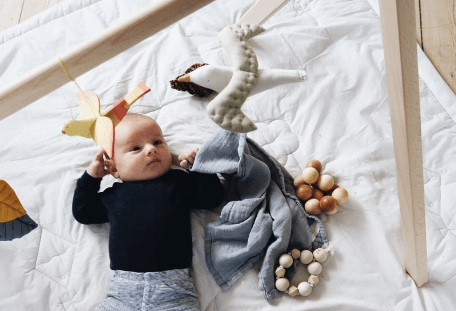 Legetøj til aktivitetsstativ: 3 idéer til ophæng