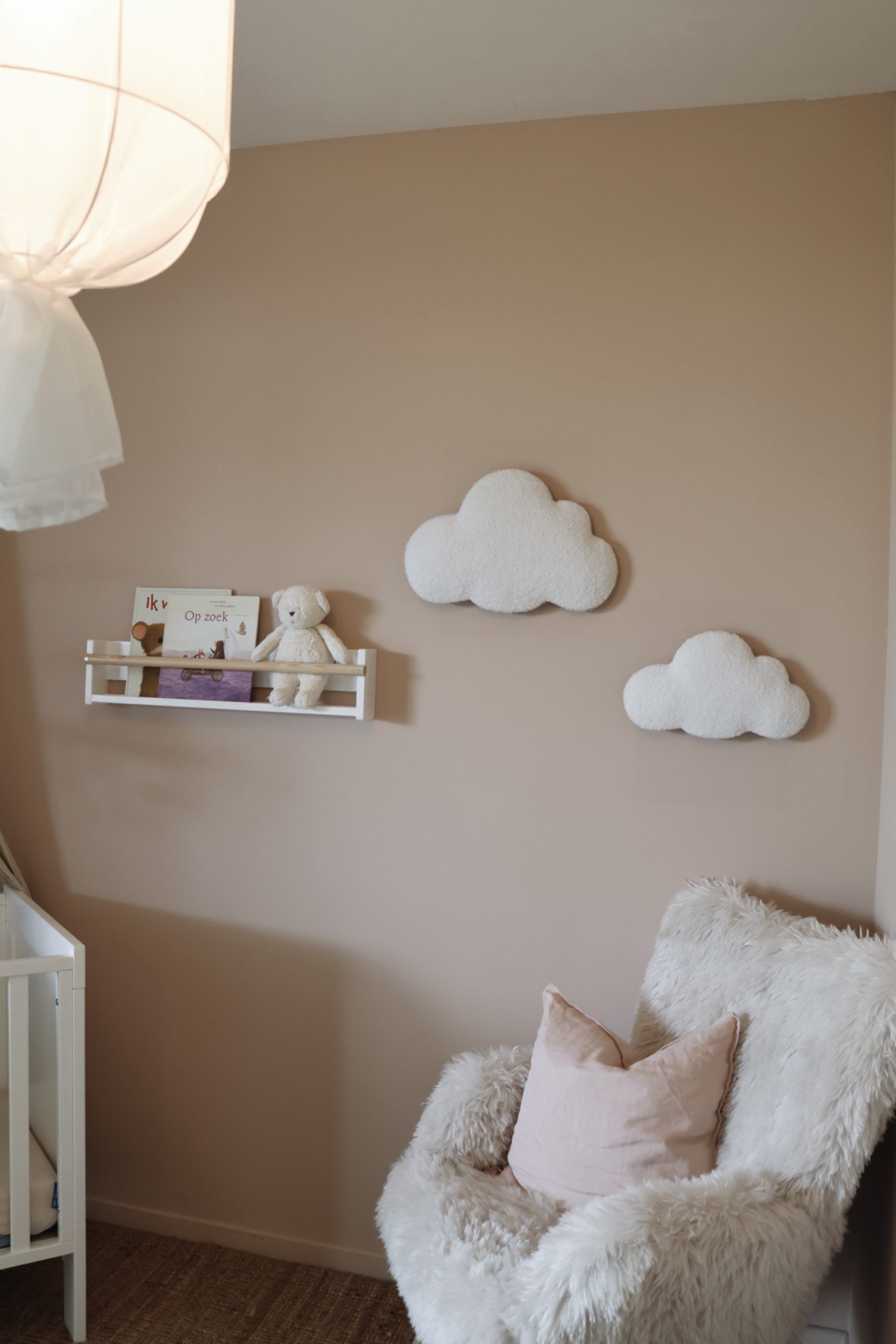 Cloud bouclé wall decor