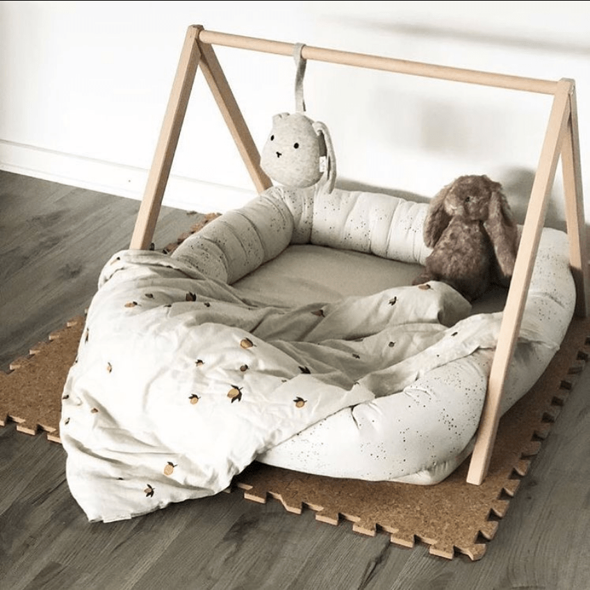 Babyværelsessæt – Aktivitetsstativ + ABC-plakat 30 × 40 cm - Littleroom