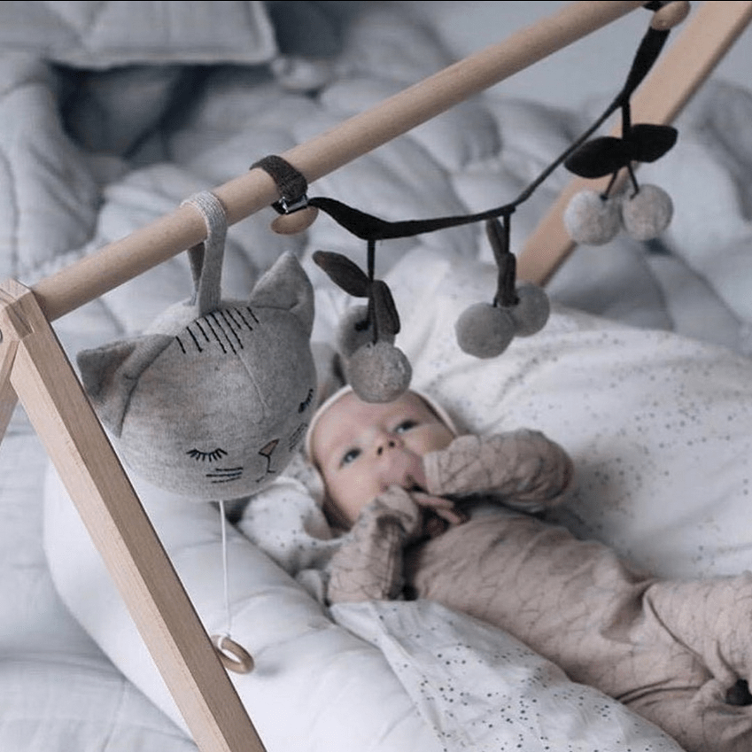 Babyværelsessæt – Aktivitetsstativ + ABC-plakat 30 × 40 cm - Littleroom