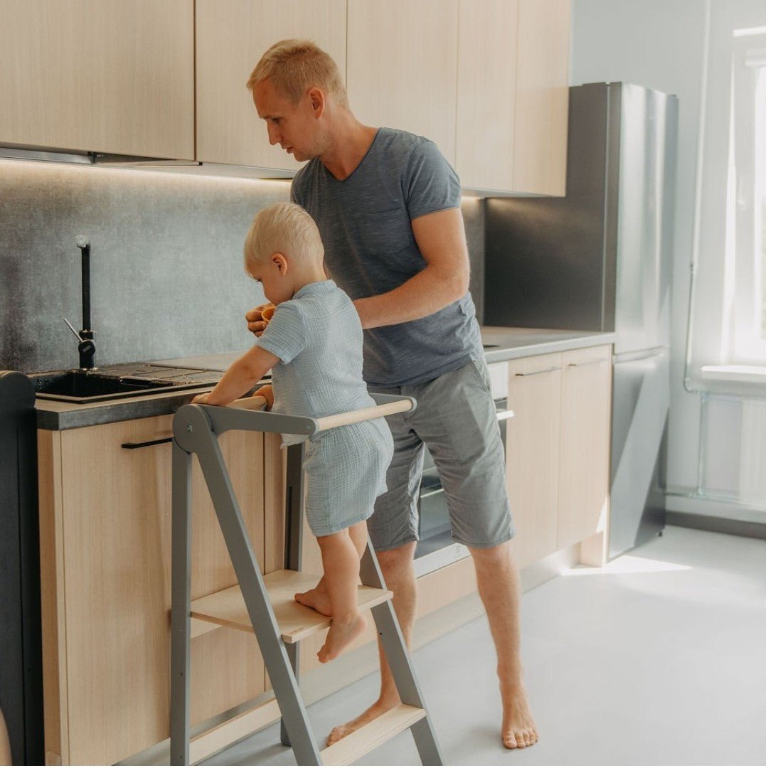 Foldbart læringstårn i træ med aftageligt gelænder - Littleroom læringstårn