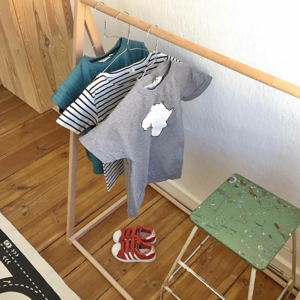 Børnetøjstativ I Lyst Træ | Smukt Børnetøjstativ | Littleroom