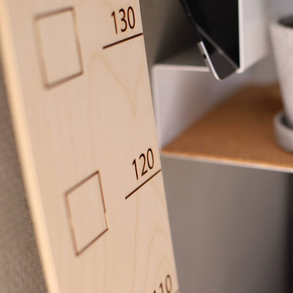 Højdemåler i træ - Littleroom Højdemåler