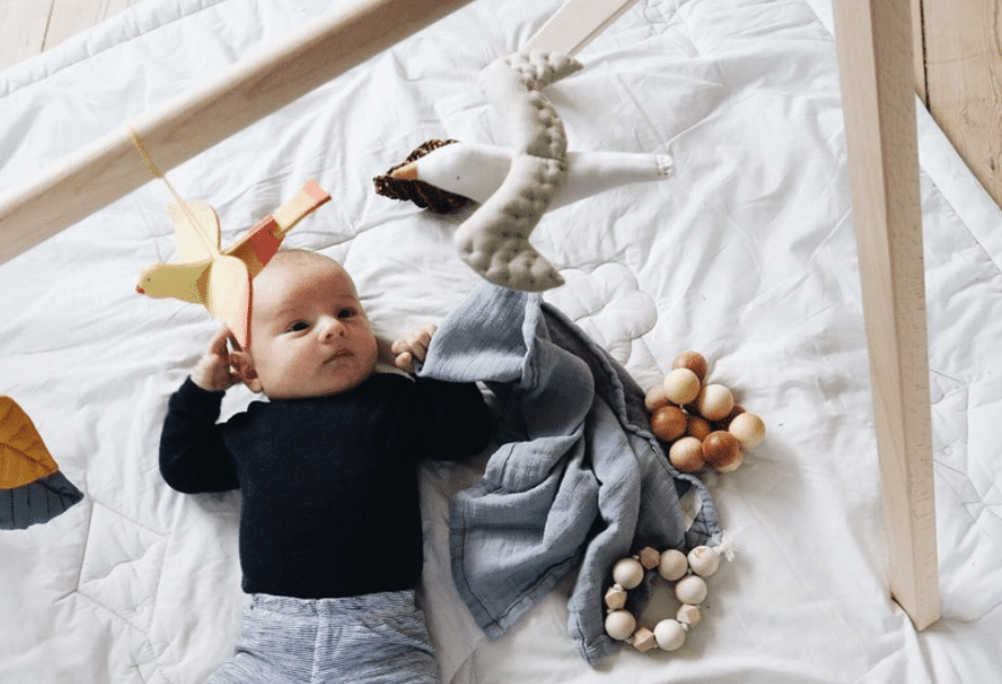 Legetøj til aktivitetsstativ: 3 idéer til ophæng - Littleroom