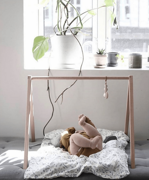 Babyværelsessæt – Aktivitetsstativ + ABC-plakat 30 × 40 cm - Littleroom