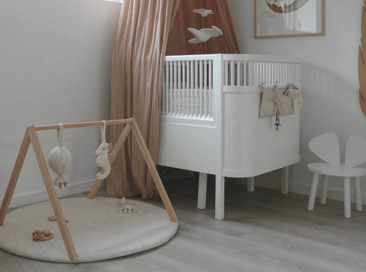 Babyværelsessæt – Aktivitetsstativ + ABC-plakat 30 × 40 cm - Littleroom
