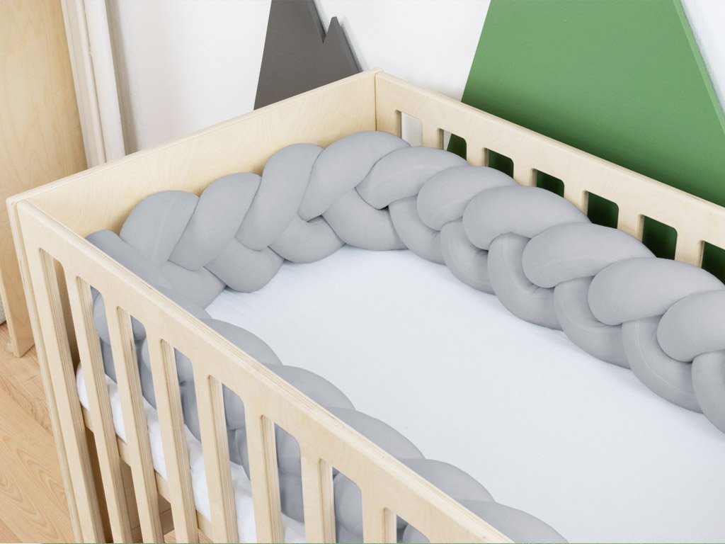 Flettet Sengerand i 100% Bomuld – Håndlavet Komfort og Sikkerhed til Din Baby i Grå og Hvid - Littleroom