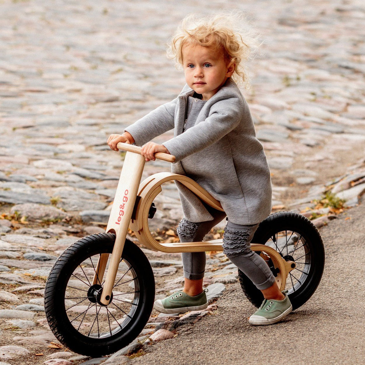 Barn på leg&go løbecykel