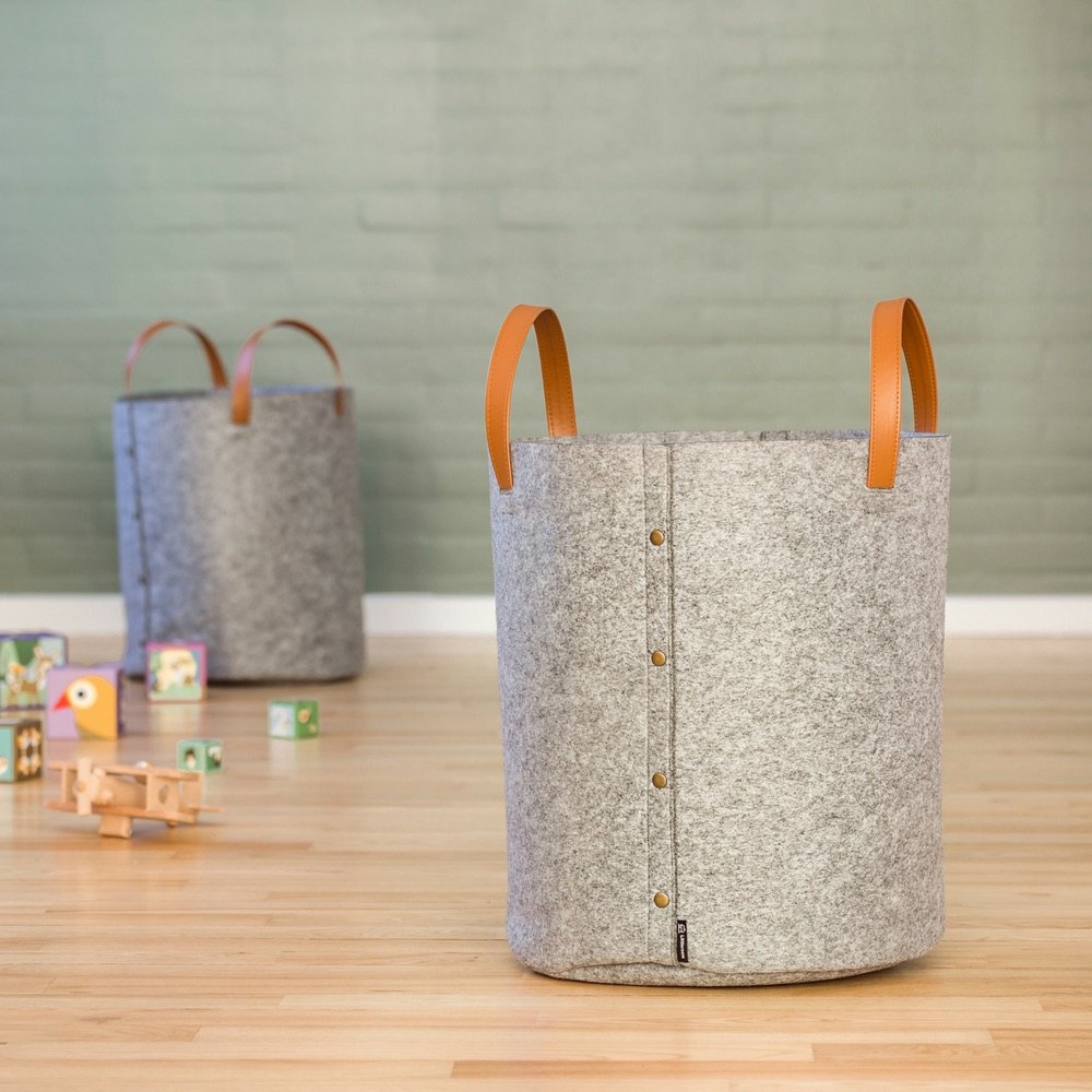 Opbevaringskurv til legetøj i grå filtkurv fra Littleroom